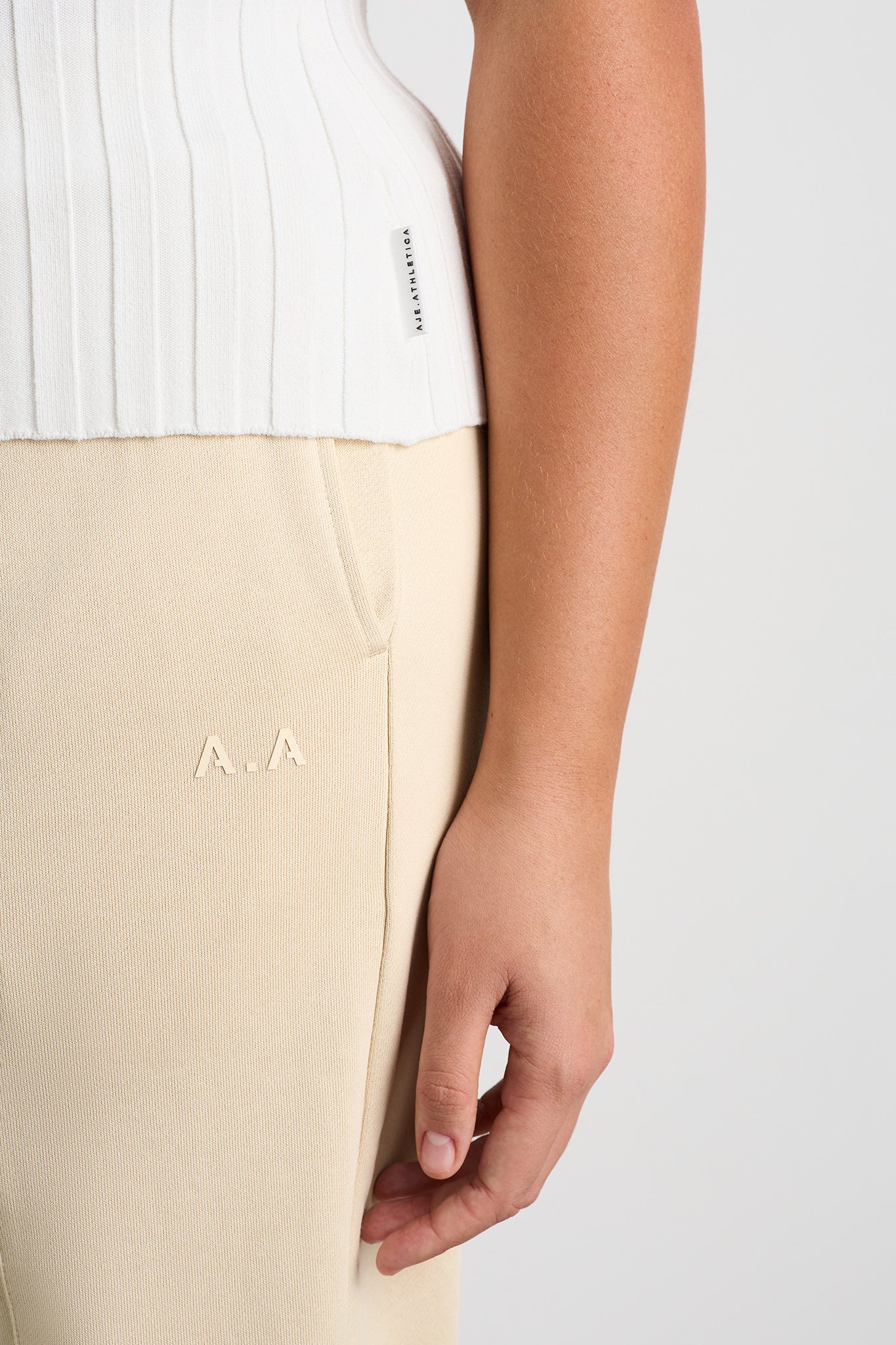 241AA1070_WHT_8_1687844578