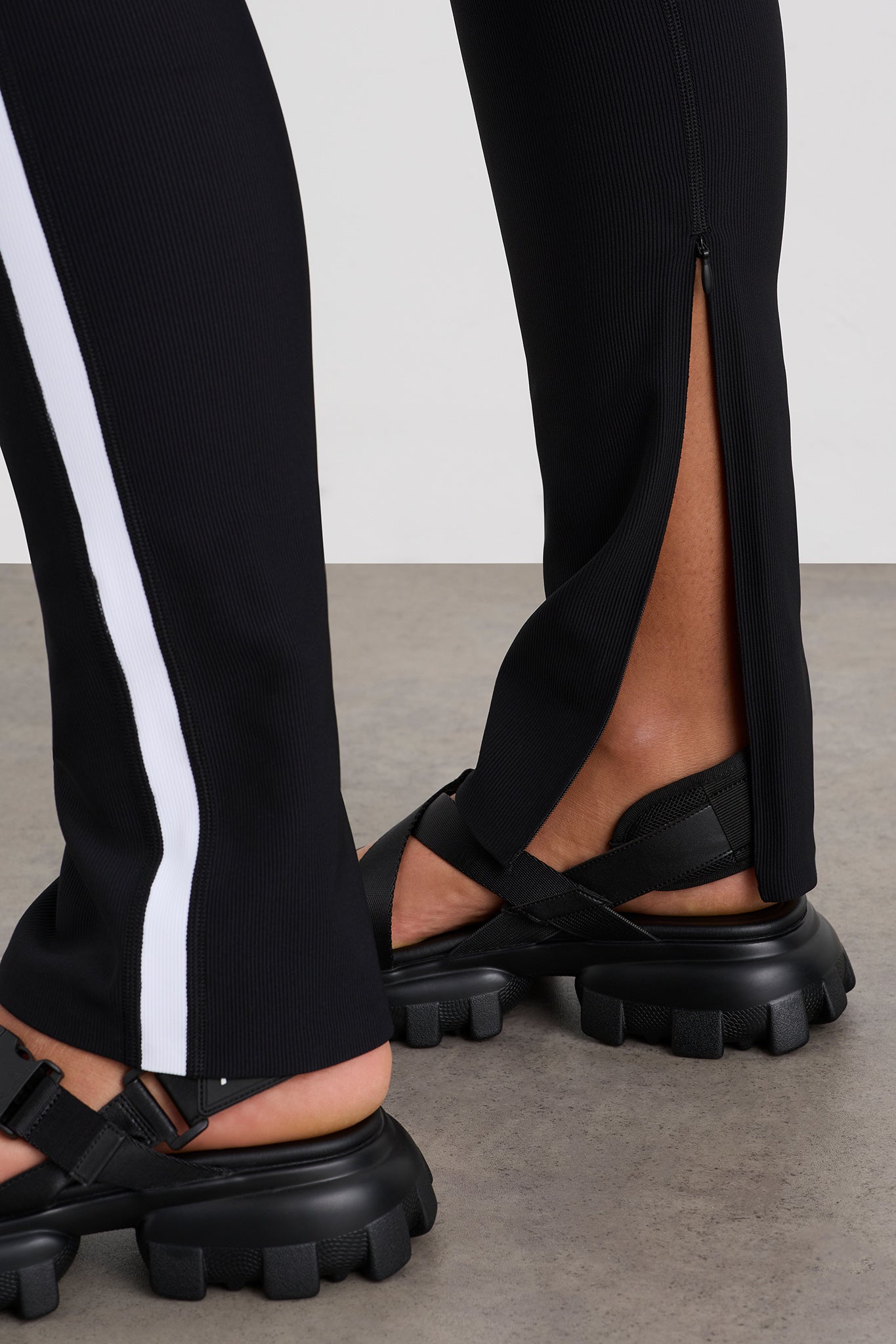 242AA3001_BLK_9_1695707437