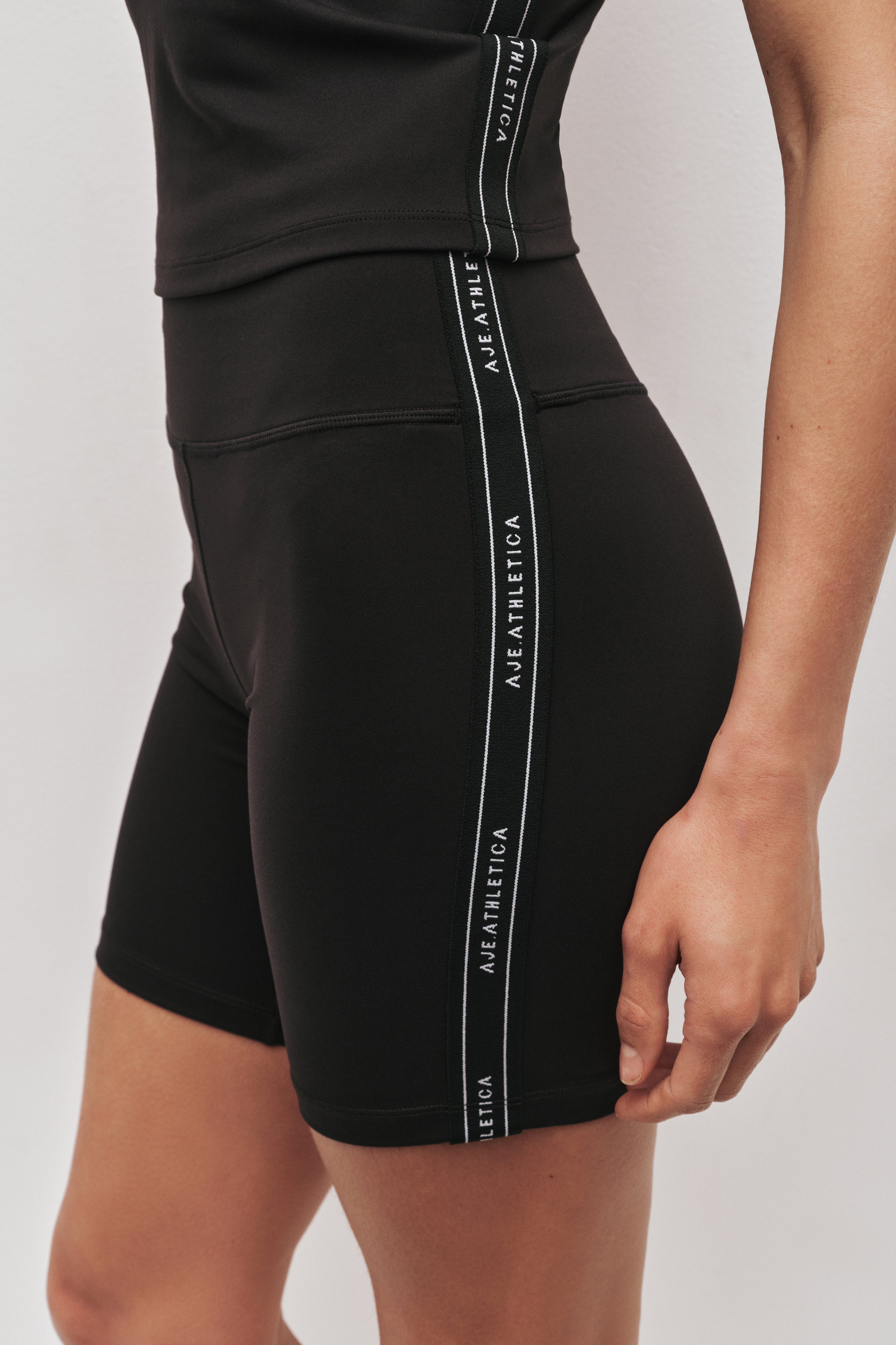 261AA3044_BLK_4_1756812656