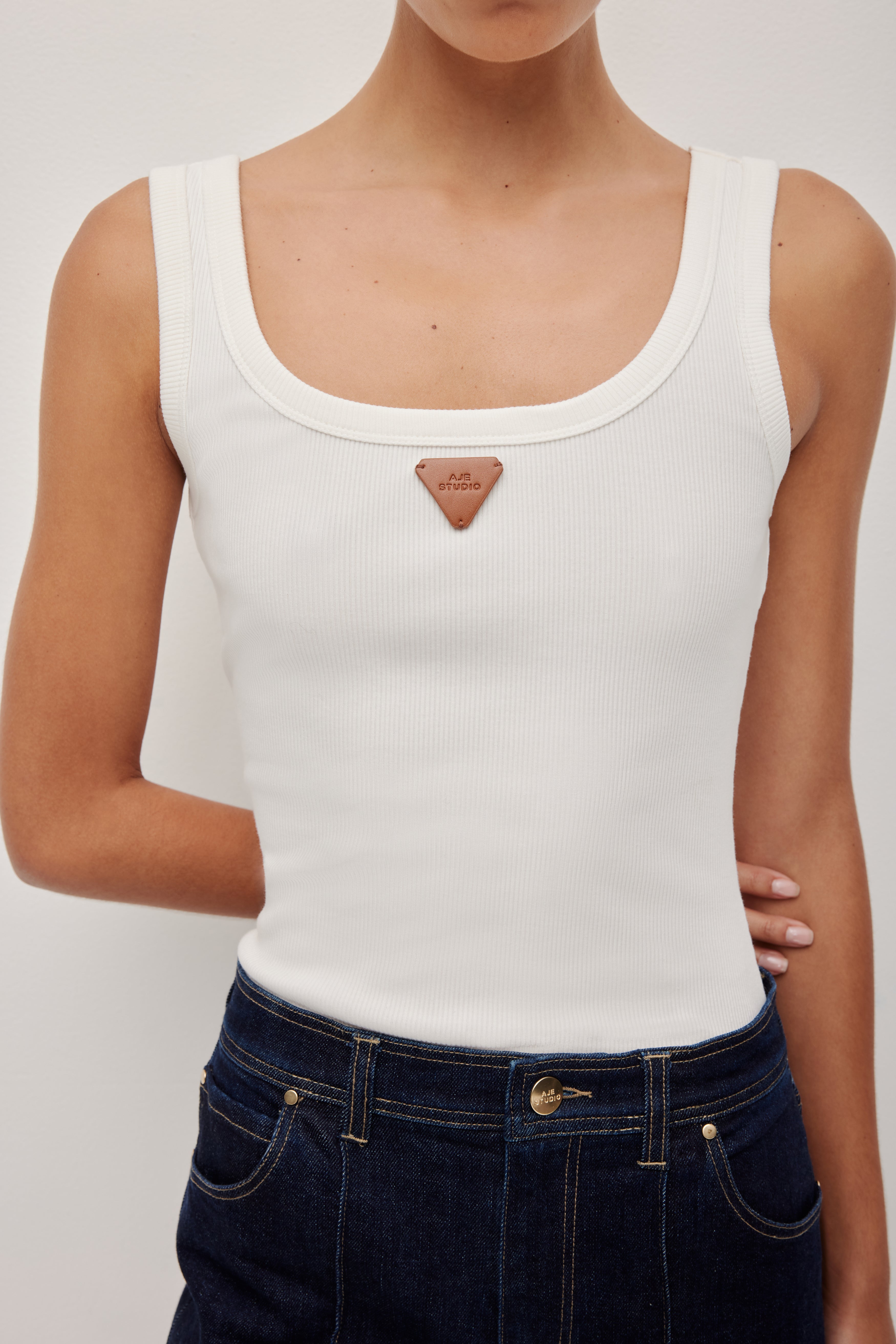 261AS1049_WHT_4_1771293765