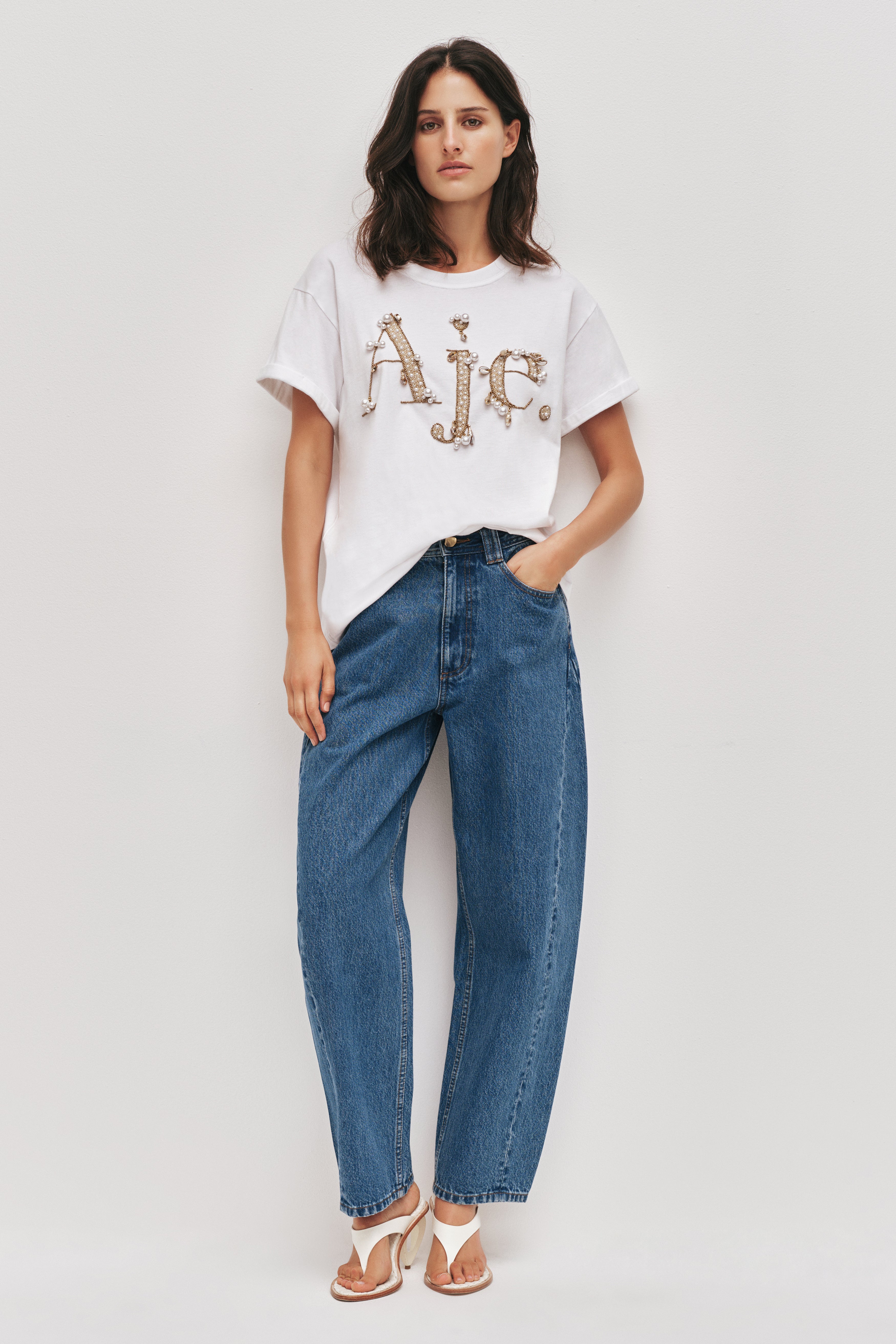 26RE1056_WHT-GLD_1_1762835575