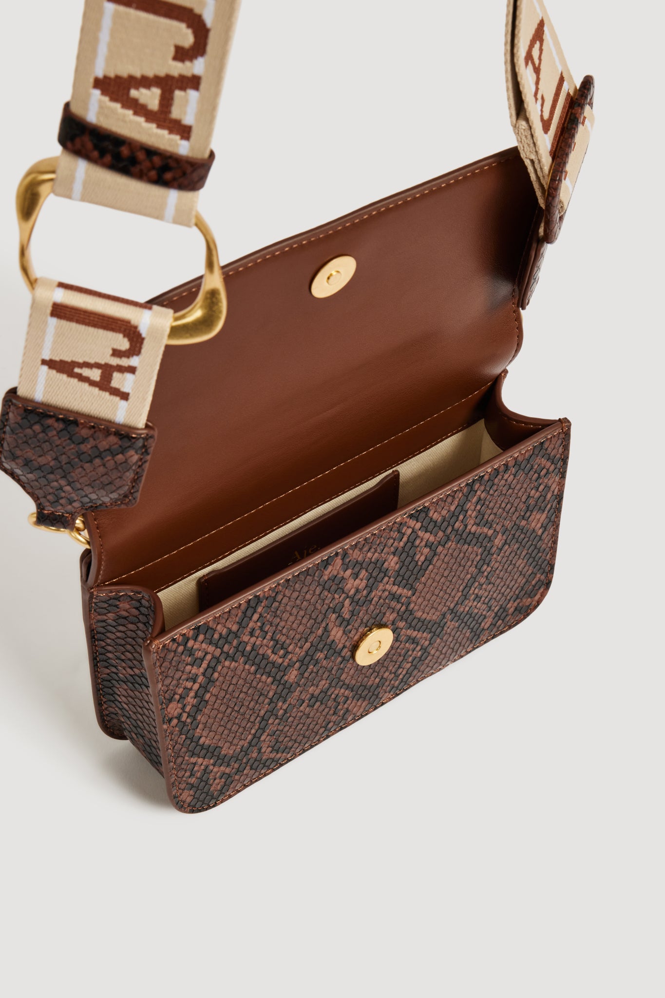 26RE6735_CHOC_4_fjt70o_1758789079