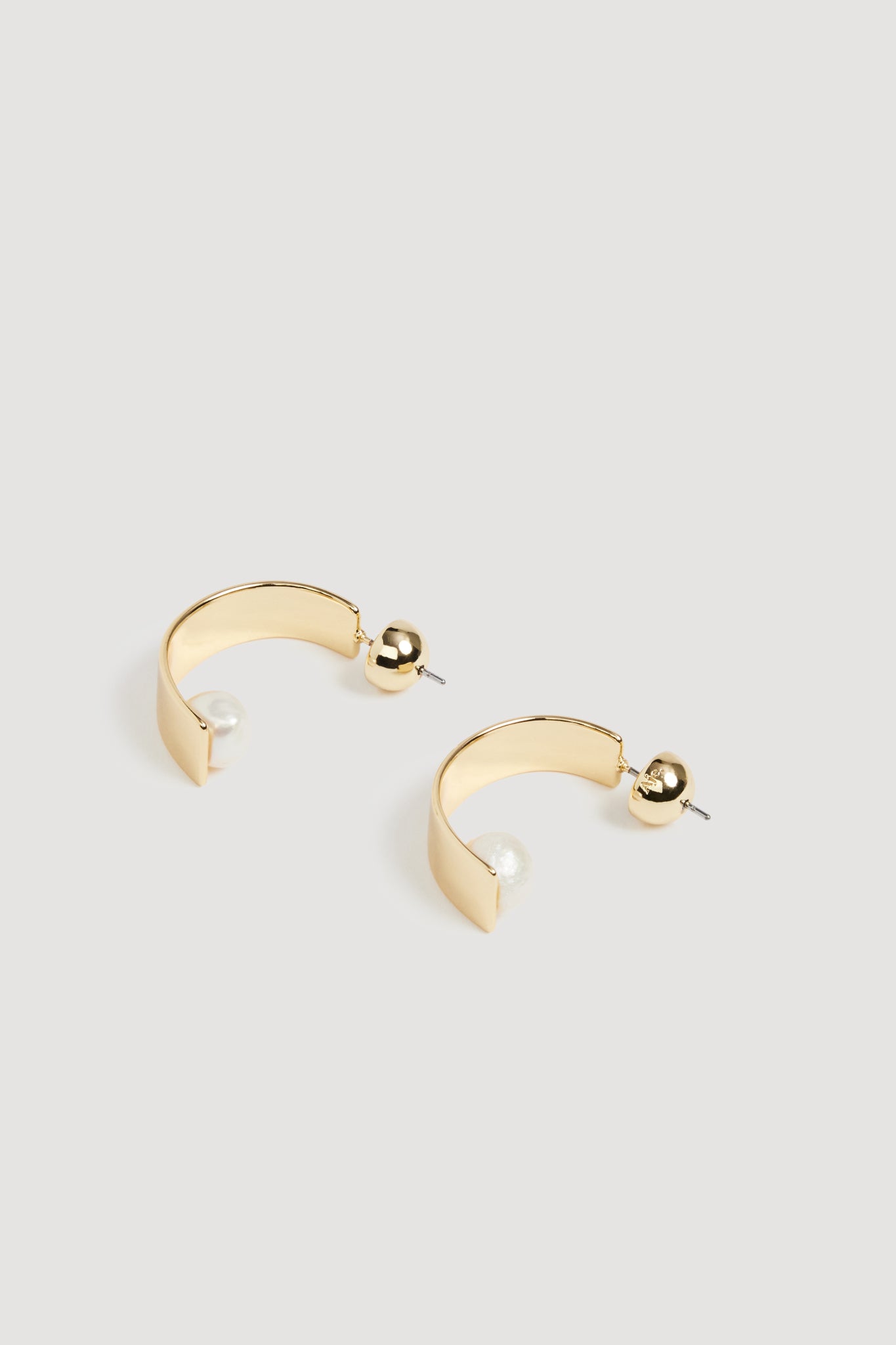 26RE9372_GLD-PRL_3_1758720867