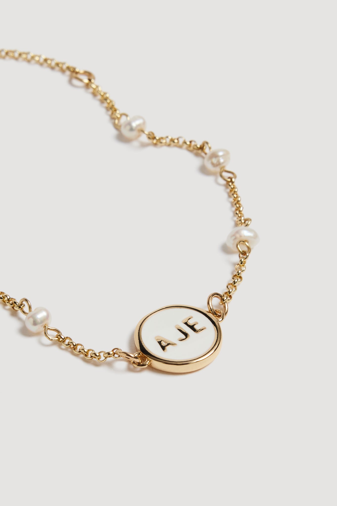 26RE9549_GLD-WHT_4_1759118065